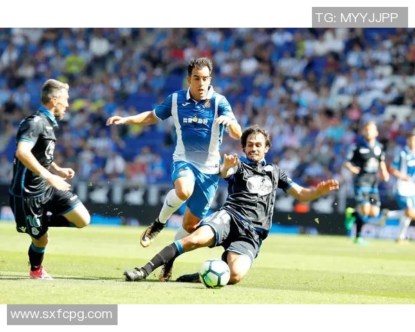 拉科鲁尼亚与皇家马德里激烈冲突引发球迷热议与媒体关注 拉科鲁尼亚与皇家马德里激烈冲突引发球迷热议与媒体关注